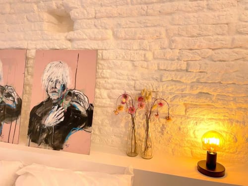 Chambre Plume à la Maison Monsieur Léger avec œuvre d'art, fleurs, ambiance chaleureuse et murs en briques apparentes à Montaut