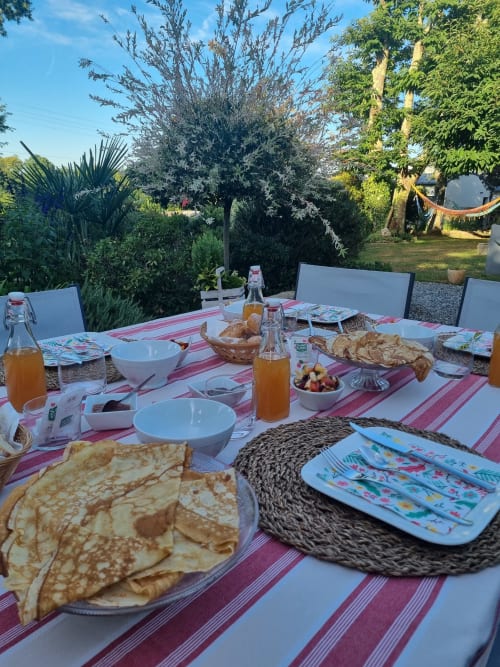 Petit-déjeuner en extérieur dans un cadre verdoyant – Assortiment gourmand avec viennoiseries, confitures maison et caramel au beurre salé en Bretagne