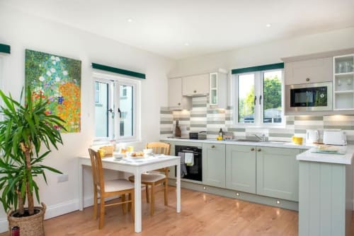 Experience luxury in this holiday home near Tavistock with 1 living room, 1 bedroom, and a walk-in shower. Fully equipped kitchen, terrace with garden views, flat-screen TV, and more amenities. Max occupancy: 4.