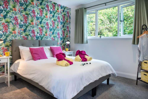 Bed | Pillows | Sheet  | Toiletries | Towels | Lamps
