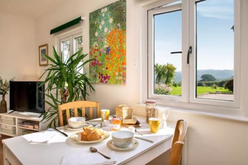 Experience luxury in this holiday home near Tavistock with 1 living room, 1 bedroom, and a walk-in shower. Fully equipped kitchen, terrace with garden views, flat-screen TV, and more amenities. Max occupancy: 4.