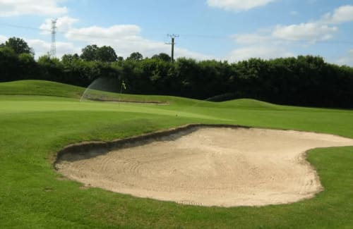 Golf d'Alençon-Arçonnay où l'on peut aller jouer  au départ du Domaine des Thomins Maison d'hôte Cisai Saint-Aubin Hôtel Gacé