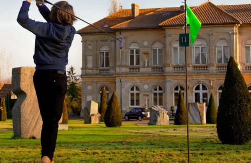 Swin golf du château Balias où l'on peut aller jouer  au départ du Domaine des Thomins Maison d'hôte Cisai Saint-Aubin Hôtel Gacé
