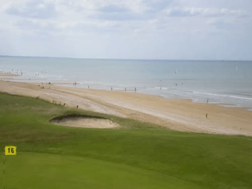 Golf de Cabourg Le Home où l'on peut aller jouer  au départ du Domaine des Thomins Maison d'hôte Cisai Saint-Aubin Hôtel Gacé