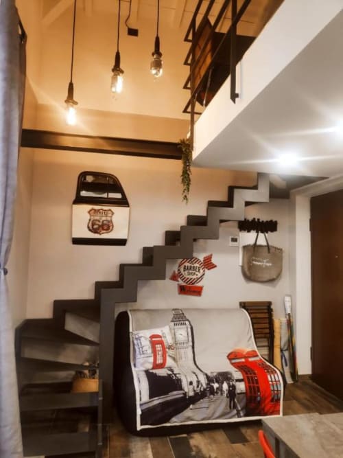 Scala moderna in appartamento con décor vintage Route 66 e Barber Shop, illuminazione a sospensione e divano letto presso TuffonelBlu