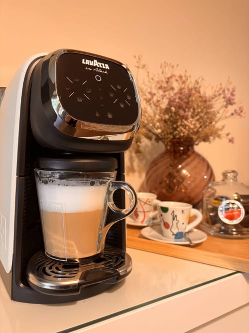 Macchina da caffè Lavazza con tazza di espresso nella camera Delta Majestic B&B, Pordenone