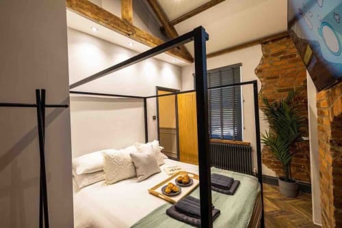 Stay at Copper cottage, a beautifully refurbished 2-bedroom town center cottage in Morpeth, Northumberland. Enjoy a log burner, open kitchen, and a large hot tub spa. Amenities include TV, WiFi, and more. Max occupancy: 4.