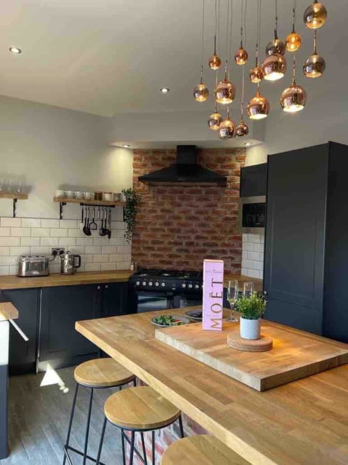 Stay at Copper cottage, a beautifully refurbished 2-bedroom town center cottage in Morpeth, Northumberland. Enjoy a log burner, open kitchen, and a large hot tub spa. Amenities include TV, WiFi, and more. Max occupancy: 4.