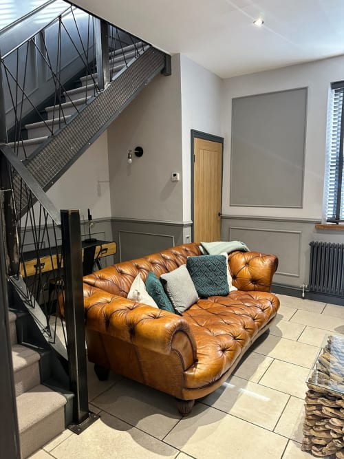 Stay at Copper cottage, a beautifully refurbished 2-bedroom town center cottage in Morpeth, Northumberland. Enjoy a log burner, open kitchen, and a large hot tub spa. Amenities include TV, WiFi, and more. Max occupancy: 4.
