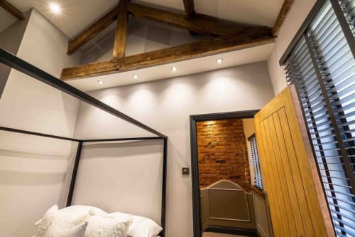 Stay at Copper cottage, a beautifully refurbished 2-bedroom town center cottage in Morpeth, Northumberland. Enjoy a log burner, open kitchen, and a large hot tub spa. Amenities include TV, WiFi, and more. Max occupancy: 4.