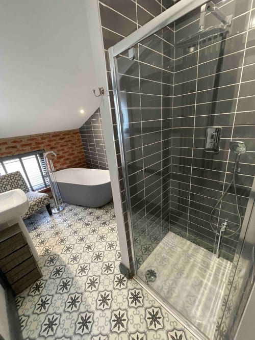 Stay at Copper cottage, a beautifully refurbished 2-bedroom town center cottage in Morpeth, Northumberland. Enjoy a log burner, open kitchen, and a large hot tub spa. Amenities include TV, WiFi, and more. Max occupancy: 4.