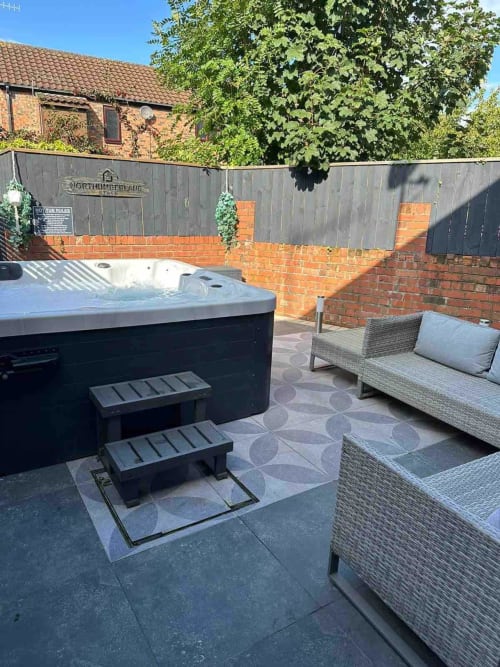 Stay at Copper cottage, a beautifully refurbished 2-bedroom town center cottage in Morpeth, Northumberland. Enjoy a log burner, open kitchen, and a large hot tub spa. Amenities include TV, WiFi, and more. Max occupancy: 4.