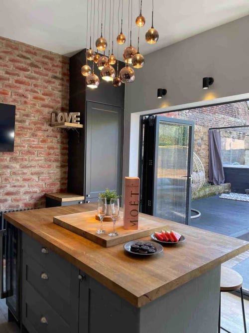 Stay at Copper cottage, a beautifully refurbished 2-bedroom town center cottage in Morpeth, Northumberland. Enjoy a log burner, open kitchen, and a large hot tub spa. Amenities include TV, WiFi, and more. Max occupancy: 4.