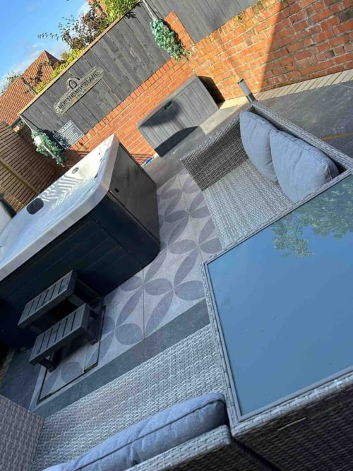 Stay at Copper cottage, a beautifully refurbished 2-bedroom town center cottage in Morpeth, Northumberland. Enjoy a log burner, open kitchen, and a large hot tub spa. Amenities include TV, WiFi, and more. Max occupancy: 4.