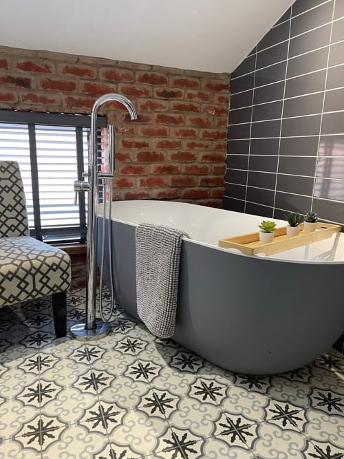 Stay at Copper cottage, a beautifully refurbished 2-bedroom town center cottage in Morpeth, Northumberland. Enjoy a log burner, open kitchen, and a large hot tub spa. Amenities include TV, WiFi, and more. Max occupancy: 4.