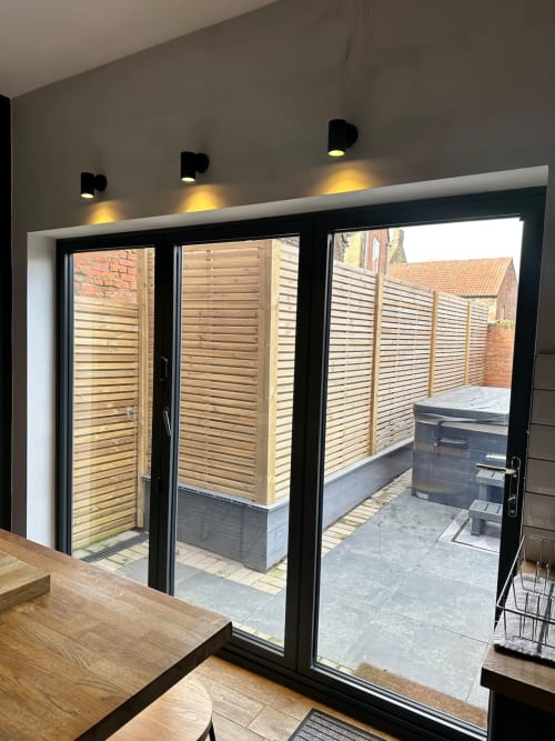 Stay at Copper cottage, a beautifully refurbished 2-bedroom town center cottage in Morpeth, Northumberland. Enjoy a log burner, open kitchen, and a large hot tub spa. Amenities include TV, WiFi, and more. Max occupancy: 4.