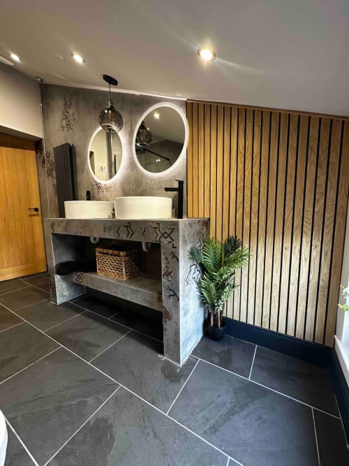 Experience luxury in Morpeth at Silver Cottage. Romantic getaway for couples or friends. Modern kitchen, hot tub, deep bath, and twin bedroom. Amenities include TV, WiFi, air conditioning, and more.