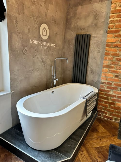Experience luxury in Morpeth at Silver Cottage. Romantic getaway for couples or friends. Modern kitchen, hot tub, deep bath, and twin bedroom. Amenities include TV, WiFi, air conditioning, and more.