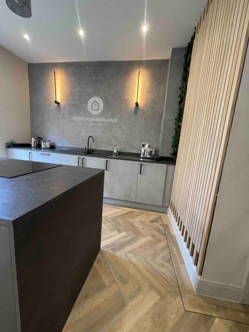 Experience luxury in Morpeth at Silver Cottage. Romantic getaway for couples or friends. Modern kitchen, hot tub, deep bath, and twin bedroom. Amenities include TV, WiFi, air conditioning, and more.