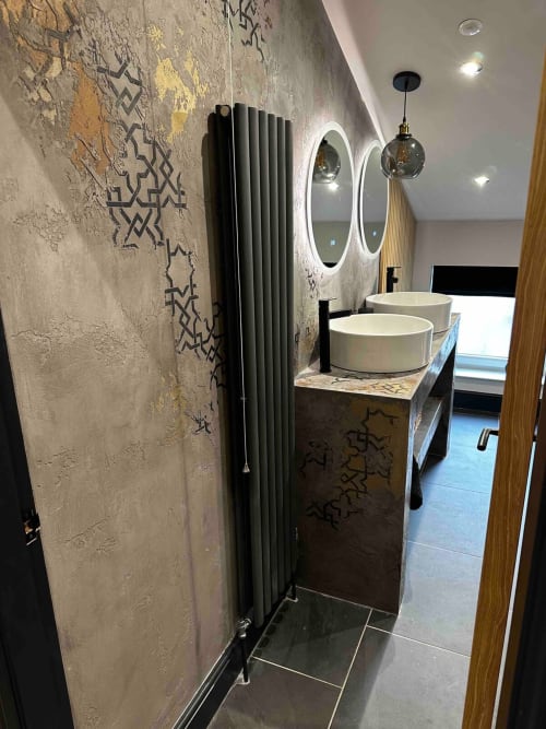 Experience luxury in Morpeth at Silver Cottage. Romantic getaway for couples or friends. Modern kitchen, hot tub, deep bath, and twin bedroom. Amenities include TV, WiFi, air conditioning, and more.