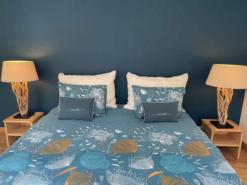 Chambre moderne à Entre Terre Et Ciel, Rémuzat. Lit queen-size avec parure botanique bleu canard, oreillers crème, tables de nuit assorties