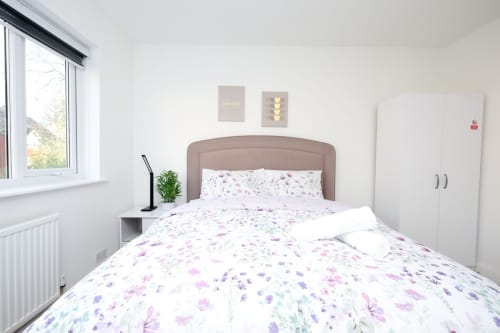 Cozy & Fully Equipped Rental Home in Middleton, UK – Prime Location Near Manchester