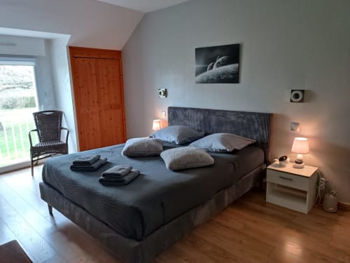 Chambre moderne à la maison d'hôtes CafecouetBreizh à Guipry-Messac, lit king-size, vue jardin et mobilier contemporain