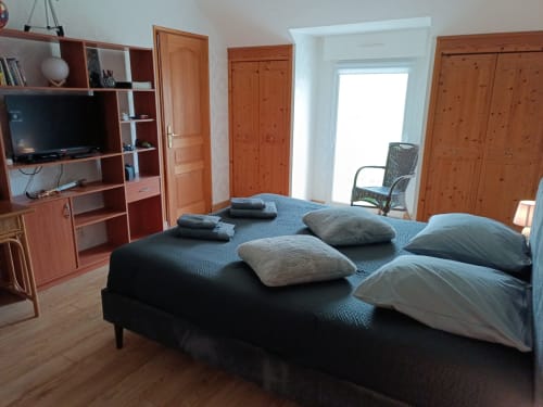 Chambre spacieuse à la maison d'hôtes CafecouetBreizh à Guipry-Messac, vue sur jardin, TV et mobilier en bois
