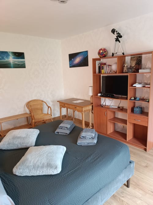 Chambre spacieuse au gîte CafecouetBreizh à Guipry-Messac avec lit queen-size, bureau en bois, TV et rangements