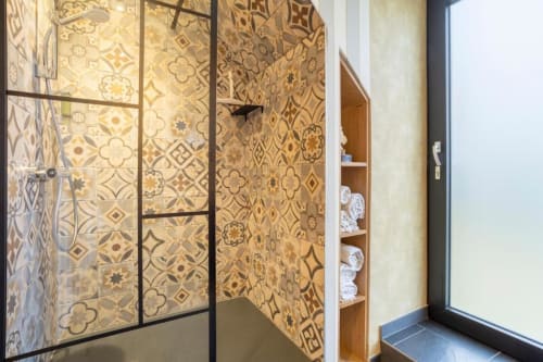 Modernes Duschgehäuse mit verziertem Musterkacheln im Ferienhaus Les logis de Kergoulou in Concarneau