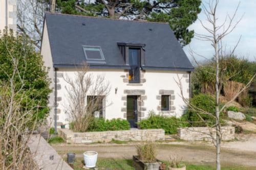 Charmantes weiße Cottage mit dunklem Dach im Garten von Concarneau, Gîte Le Penty bei Les logis de Kergoulou