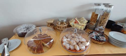 Buffet colazione all'Hotel Principe di Rinella con pasticcini, cereali, crackers e prodotti da forno a Rinella