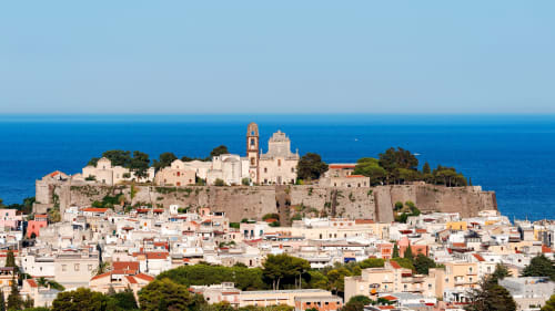 L'Hotel Principe di Rinella domina la cittadina costiera di Rinella con i suoi edifici bianchi, la chiesa e la fortezza sulla collina
