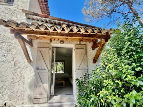 Découvrez la Suite l'Amandier à Mas La Roca, offrant une vue sur le jardin. Profitez de la piscine extérieure, du petit-déjeuner à la carte et de nombreux équipements. Réservez votre séjour pour une escapade inoubliable à 13 km de Grasse et du Musée International de la Parfumerie.