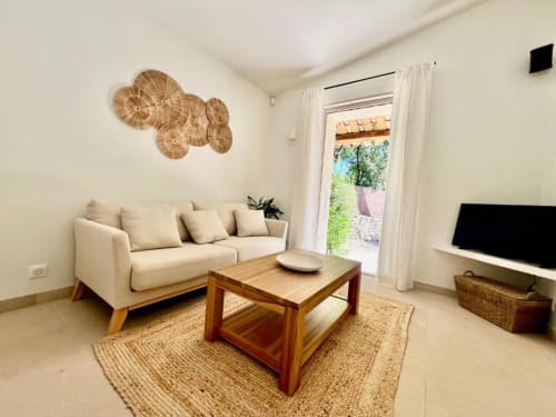 Découvrez la Suite l'Amandier à Mas La Roca, offrant une vue sur le jardin. Profitez de la piscine extérieure, du petit-déjeuner à la carte et de nombreux équipements. Réservez votre séjour pour une escapade inoubliable à 13 km de Grasse et du Musée International de la Parfumerie.