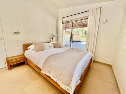 Découvrez la Suite l'Amandier à Mas La Roca, offrant une vue sur le jardin. Profitez de la piscine extérieure, du petit-déjeuner à la carte et de nombreux équipements. Réservez votre séjour pour une escapade inoubliable à 13 km de Grasse et du Musée International de la Parfumerie.