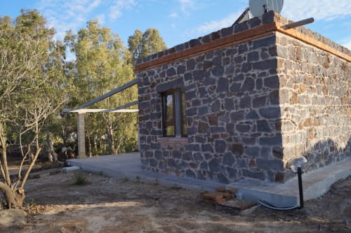 Villa in pietra con veranda a Orosei, Italia, architettura rustica e alberi di eucalipto