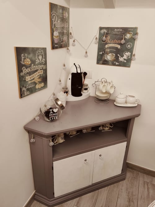Zona caffè nell'appartamento TuffonelBlu Loft con caffettiera nera, batteria di cucina bianca e decorazioni vintage di un café parigino