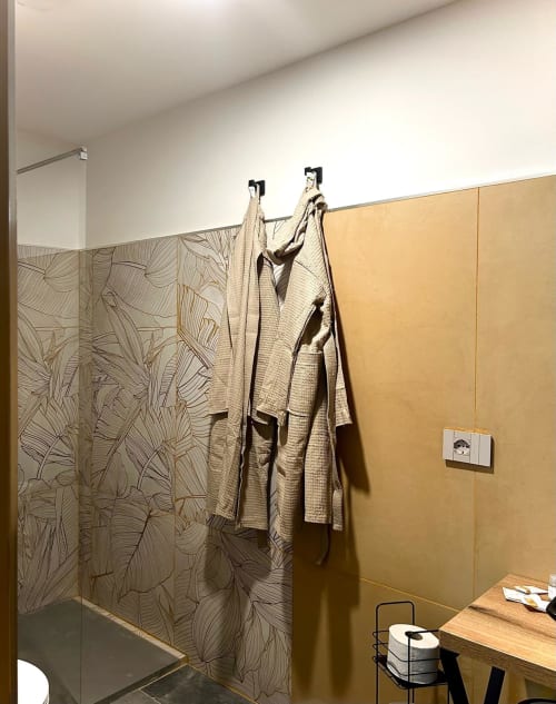 Moderno bagno nel San Carlo 104 B&B di Caserta con doccia con schermo decorativo e appendiasciugamani