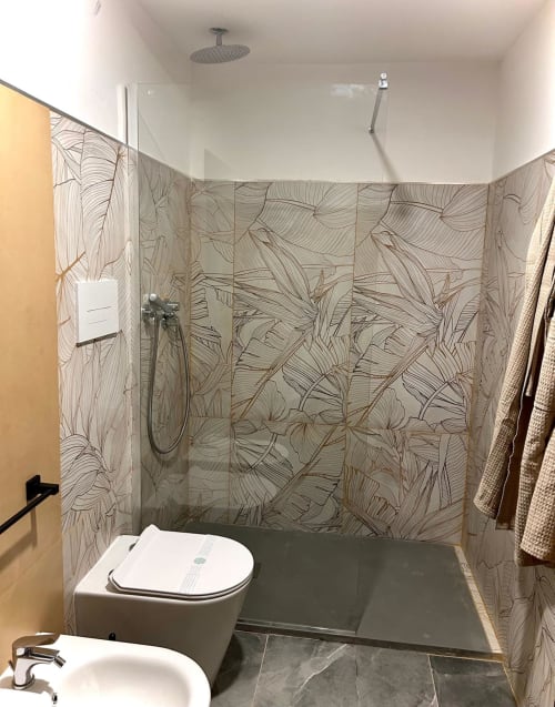 Bagno moderno di San Carlo 104 B&B a Caserta con piastrelle a motivo floreale, doccia walk-in e WC