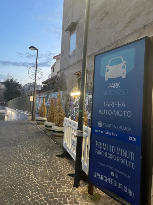 Cartello tariffa parcheggio Park San Carlo a Caserta con tariffe orarie e primi 10 minuti gratuiti