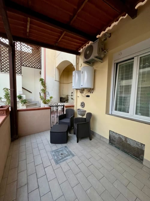 Terrazza San Carlo 104, Camera 102 a Caserta con sedute, pavimento in piastrelle, aria condizionata e vista sulla città
