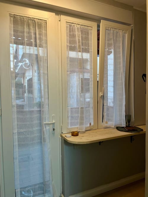 Camera 102 San Carlo 104 a Caserta con porte-finestre, tende trasparenti, bancone in legno e vista sulla città