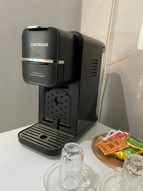 Macchina da caffè Dictrolux con capsule Dolce Gusto nella Camera 102 del San Carlo 104 B&B, Caserta