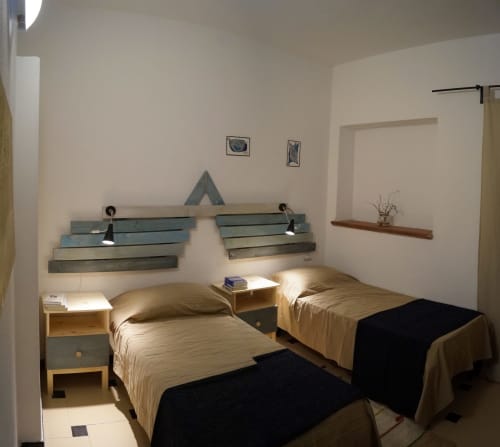 Twin beds in minimalist bedroom at Sa Domo De Mannoi, Orosei apartment with wooden nightstands and modern shelving