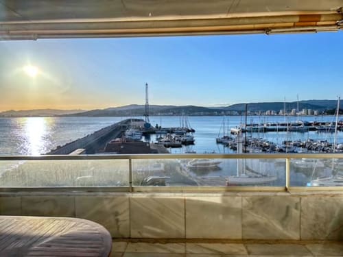 Vista del puerto desde el balcón del hotel en Palafrugell con veleros y montañas costeras