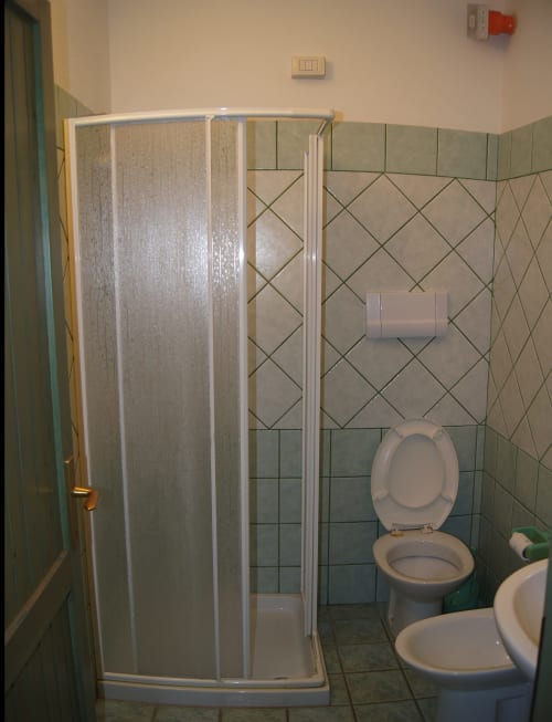 Bagno della Casa Arborea G di Loddo Paola, Orosei con doccia, WC e pareti piastrellate