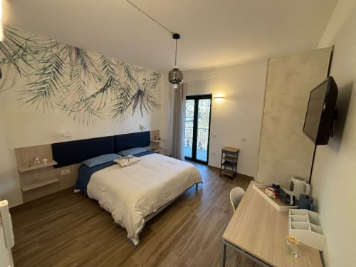 Camera moderna a La Dimora Di Ipno a Vallata con letto matrimoniale, balcone, TV e vista montagna