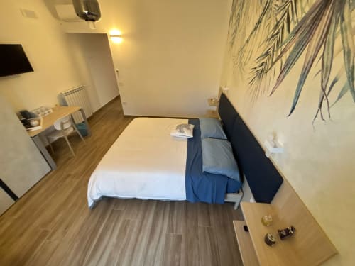 Accogliente camera da letto a La Dimora Di Ipno a Vallata con letto, scrivania, TV e decorazioni montane