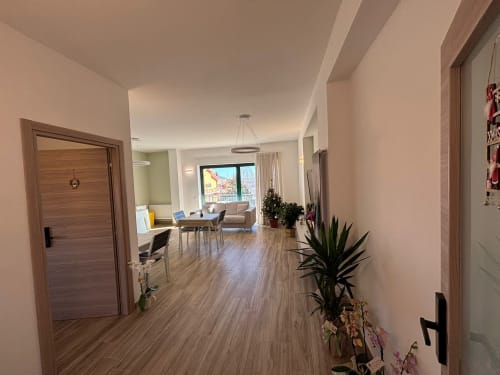Moderno corridoio a La Dimora Di Ipno a Vallata con pavimenti in legno, che conduce a luminosa zona living con vista sul giardino